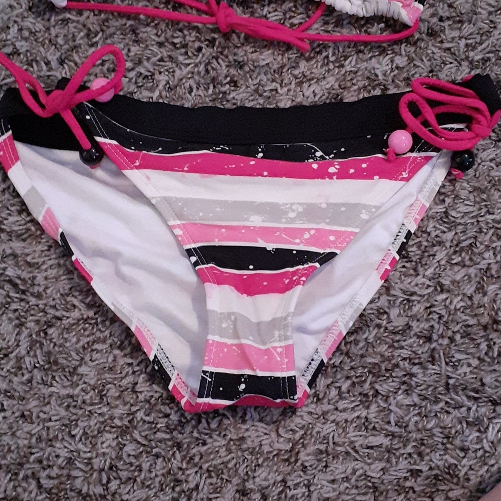 Bikini - Picture 3 of 3
